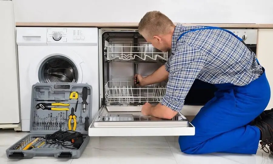 Kaynarca Bosch servisi teknisyen ekibi beyaz eşya tamiri yaparken
